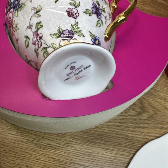 Royal Albert 100 Years 1940 3-Piece Set (Teacup, Saucer & Plate 8") - Picture 6 of 10